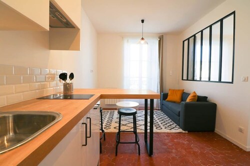 Moderne et confortable, deux-pièces avec balcon