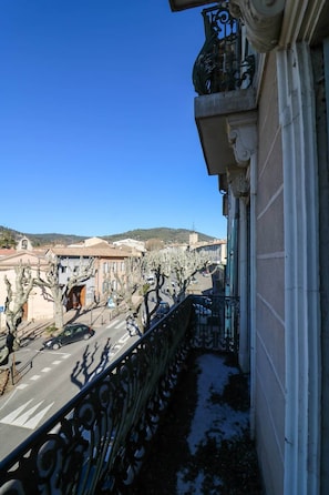Property grounds - Modern & Comfortable One-Bedroom Apartment with Balcony (Manosque)