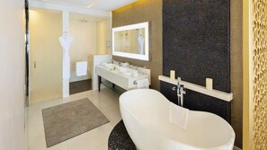 Bidet, Handtücher, Seife, Toilettenpapier