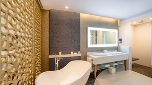 Bidet, Handtücher, Seife, Toilettenpapier