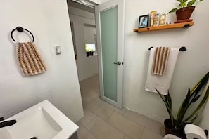 Regadera, secadora de cabello, toallas, jabón 