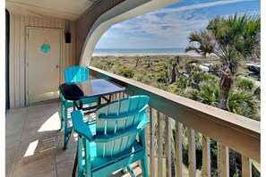 Property grounds - Beautiful 2-bedroom oceanfront condo sleeps up to 7 in St. Augustine Beach (St. Augustine)