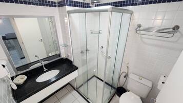 Chuveiro, secador de cabelo, toalhas de banho, sabonete
