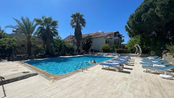 Una piscina al aire libre de temporada
