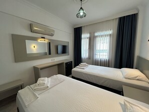 Habitación con 2 camas individuales, balcón, vista al jardín | Ropa de cama de alta calidad y espacio para trabajar con laptop 