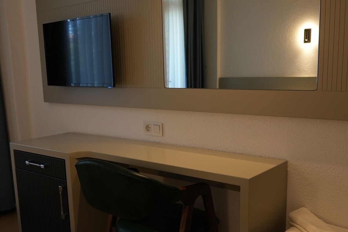 Ropa de cama de alta calidad y espacio para trabajar con laptop 