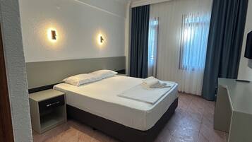 Biancheria da letto di alta qualità, una scrivania, postazione laptop