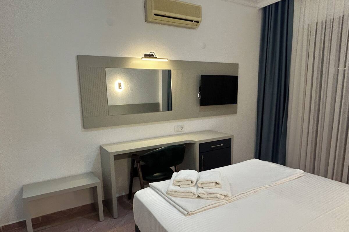 Habitación con 2 camas individuales, balcón, vista al jardín | Ropa de cama de alta calidad y espacio para trabajar con laptop 