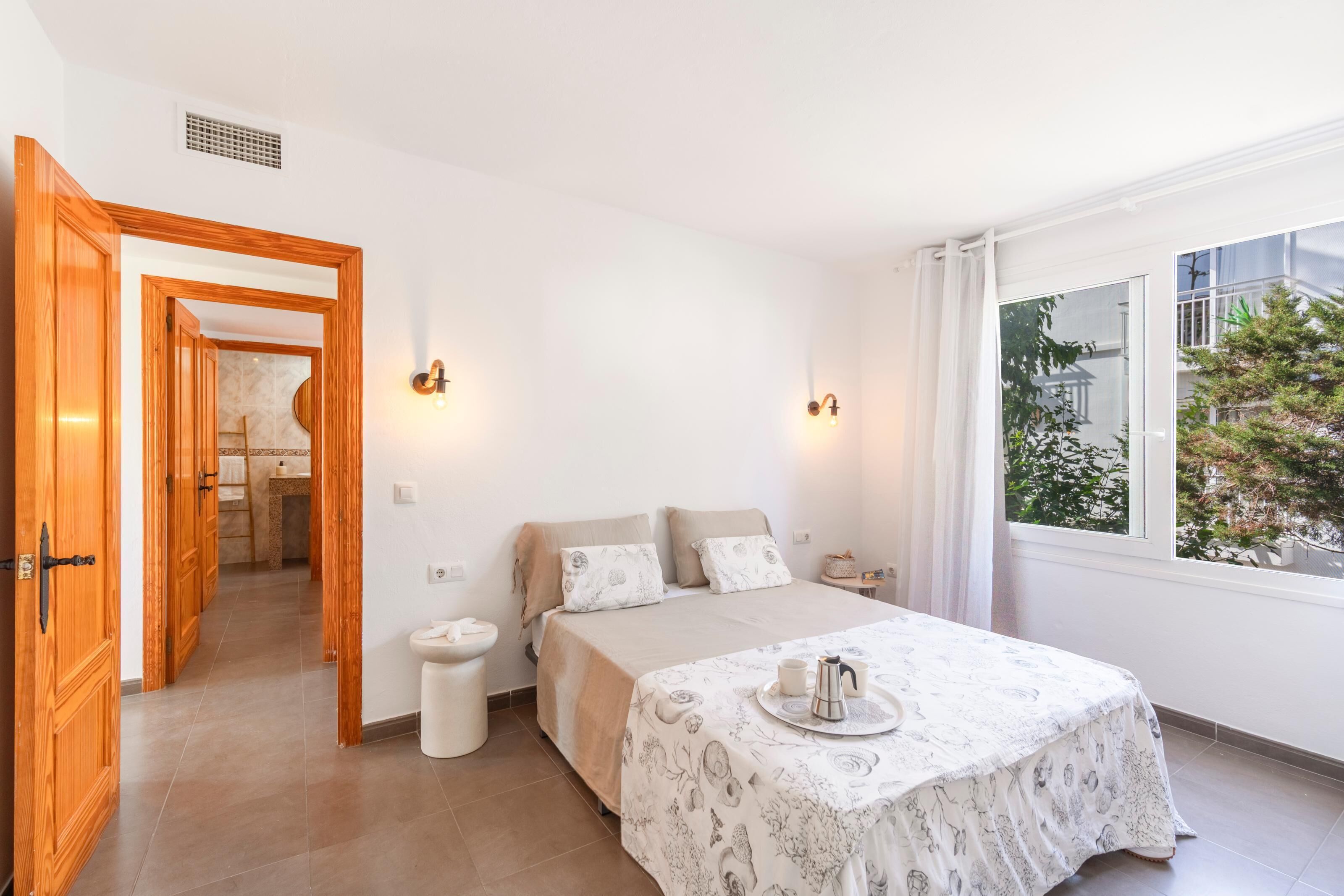 2 habitaciones, tabla de planchar con plancha y cuna de viaje 