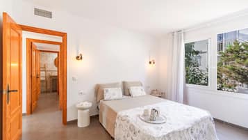 2 habitaciones, tabla de planchar con plancha y cuna de viaje