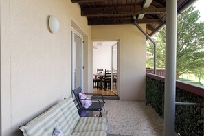 Outdoor dining - A cozy getaway with a breathtaking mountain view (Sankt Wolfgang)