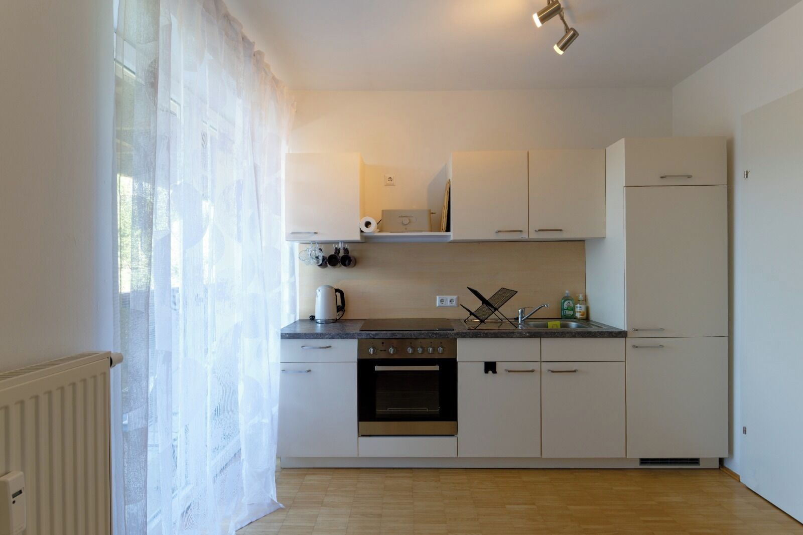 Kühlschrank, Ofen, Herdplatte, Wasserkocher mit Kaffee-/Teezubehör