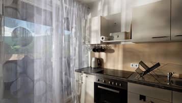 Kühlschrank, Ofen, Herdplatte, Wasserkocher mit Kaffee-/Teezubehör