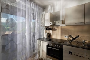 Cafetera y tetera, refrigerador, horno y parrilla de estufa