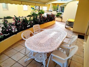 Outdoor dining - Ground-floor apartment with spacious terraces, 15 minutes from the marina and Falésia Beach (Quarteira)