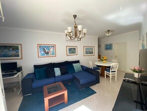 Living area - Ground-floor apartment with spacious terraces, 15 minutes from the marina and Falésia Beach (Quarteira)