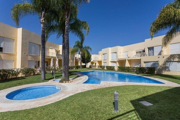 Pool - Ground-floor apartment with spacious terraces, 15 minutes from the marina and Falésia Beach (Quarteira)