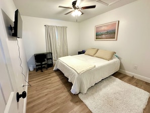 Tabla de planchar con plancha, wifi y ropa de cama 