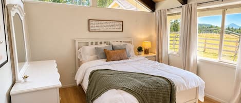 4 bedrooms, iron/ironing board, WiFi, bed sheets