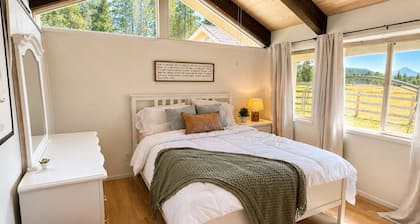 Mount McLoughlin Mountain View Ranch; Near Crater Lake; sleeps up to 12