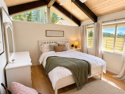 Mount McLoughlin Mountain View Ranch; Near Crater Lake; sleeps up to 12
