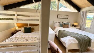 4 bedrooms, iron/ironing board, WiFi, bed sheets