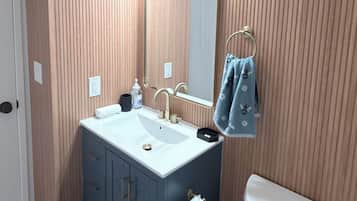 Toallas, jabón, papel de baño