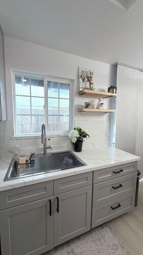 Fantastic 2-bedroom duplex with AC in charming Stockton