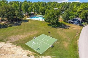 Sports court - Lake Conroe Retreat: Peace & Fun (Willis)