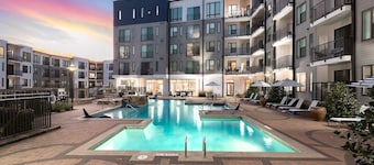 Luxury 2BR Retreat Near The Battery - 2 King Beds - FREE Parking