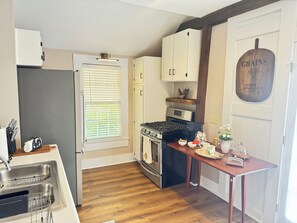 Private kitchen - Cozy 1-bedroom cottage in delightful Aiken  you can walk to shops. (Aiken)