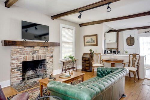 Cozy 1-bedroom cottage in delightful Aiken  you can walk to shops.