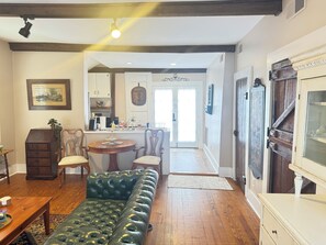 Living area - Cozy 1-bedroom cottage in delightful Aiken  you can walk to shops. (Aiken)