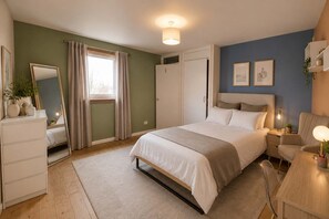 Desk, iron/ironing board, travel cot, WiFi - Family & Contractor Stay - Parking - Nr Edinburgh (Livingston)