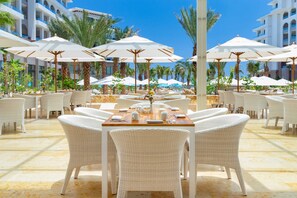Outdoor dining - Luxury Ocean Front Suite (San José del Cabo)