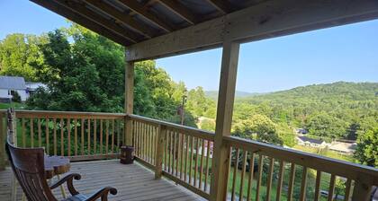 Cozy 1-bedroom house with a beautiful view from the large deck