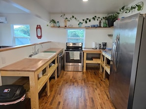 Private kitchen - Cozy 1-bedroom house with a beautiful view from the large deck (ansted)