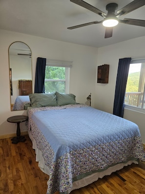 WiFi, bed sheets - Cozy 1-bedroom house with a beautiful view from the large deck (ansted)
