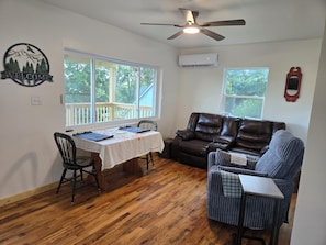 Living area - Cozy 1-bedroom house with a beautiful view from the large deck (ansted)
