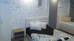 A bedroom with a bed, a nightstand, a wardrobe, and a window. - Apartment in Side Evrenseki, Hotel Comfort Home Feel (Manavgat)