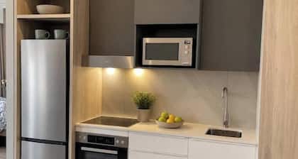 Modern 1-Bed Apartment in Menlyn Maine, Pretoria