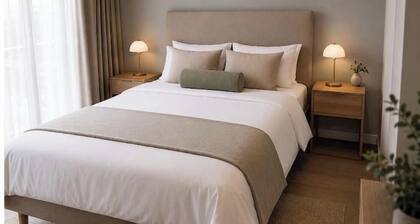 Modern 1-Bed Apartment in Menlyn Maine, Pretoria