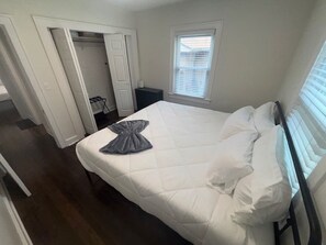 Tabla de planchar con plancha, wifi gratis y ropa de cama 
