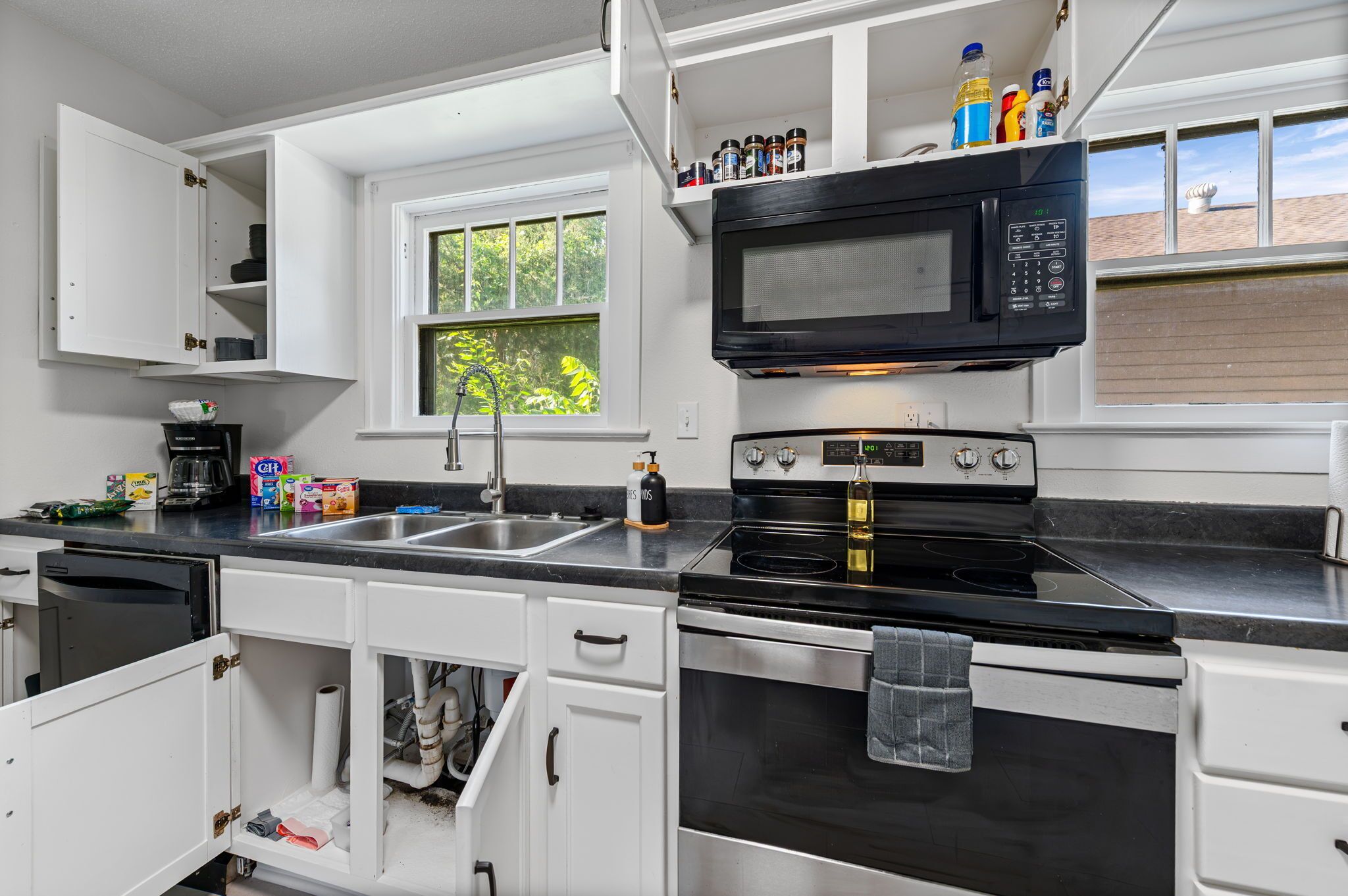 Coffee/tea maker, fridge, microwave, oven