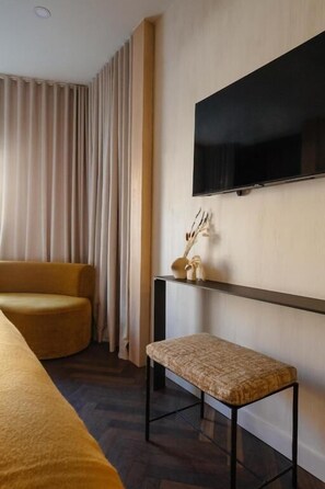 Superior Double Room | Living area - Dundas Ode House (Toronto)