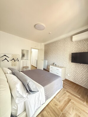 In-room safe, desk, iron/ironing board, travel crib - Vrbo Property (Napoli)
