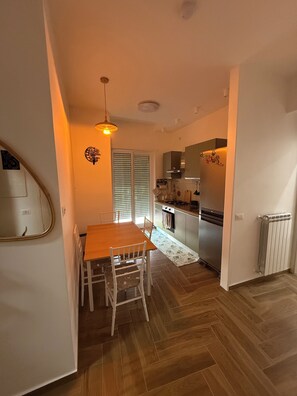 Dining - Vrbo Property (Napoli)