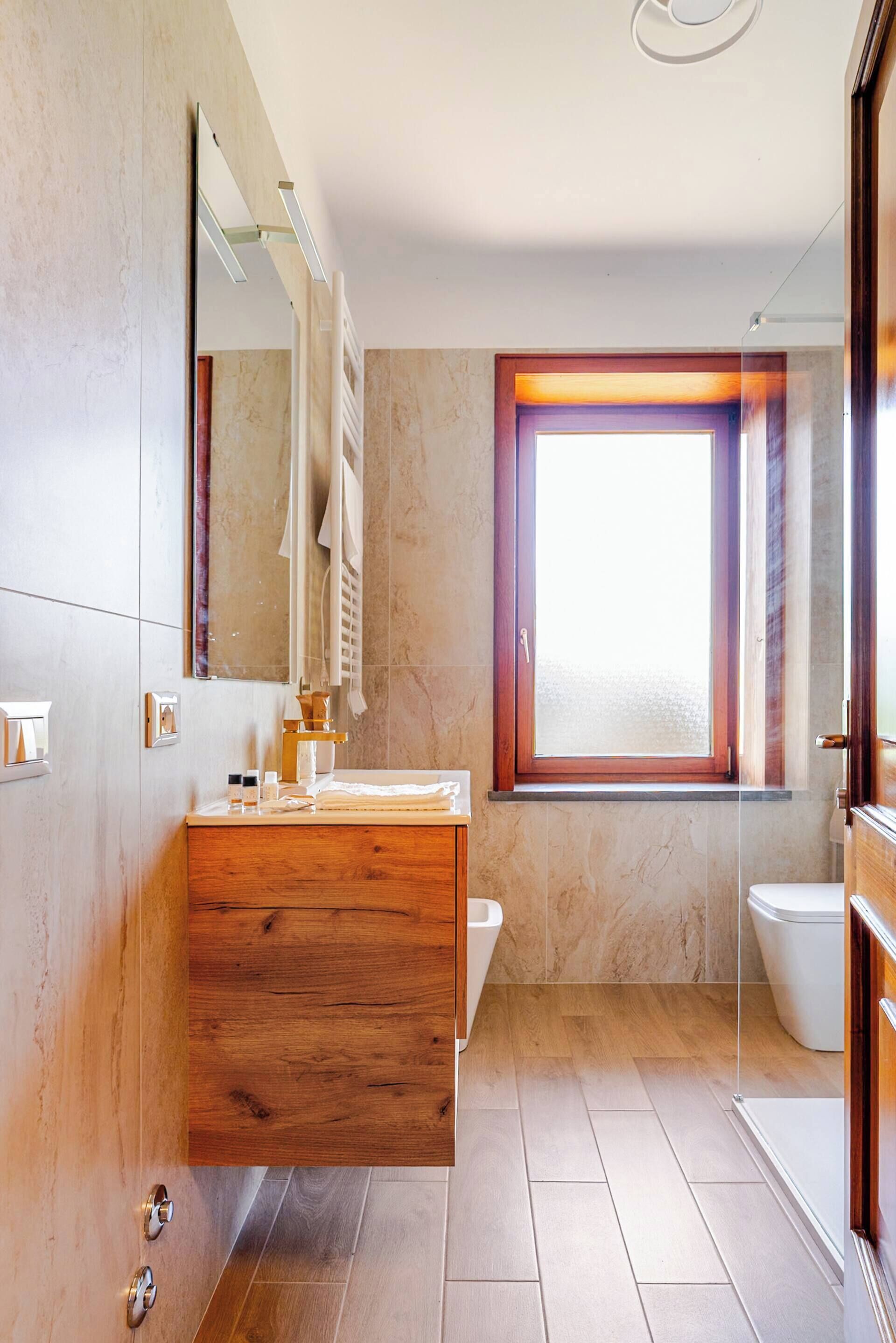 Douche, sèche-cheveux, bidet, serviettes fournies