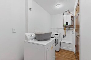 Bathroom - 3 bedroom house with AC in Albuquerque near airport, 5 minutes off I-40 &I-25 (Albuquerque)