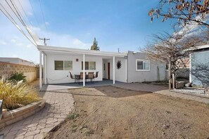 Exterior - 3 bedroom house with AC in Albuquerque near airport, 5 minutes off I-40 &I-25 (Albuquerque)
